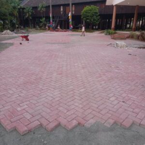 Proyek pemasangan paving block taman mini